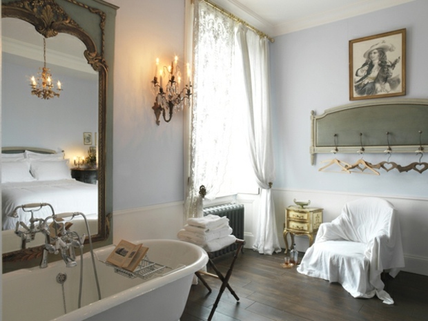 salle-bains-décoration-shabby-applique-miroir-anciens