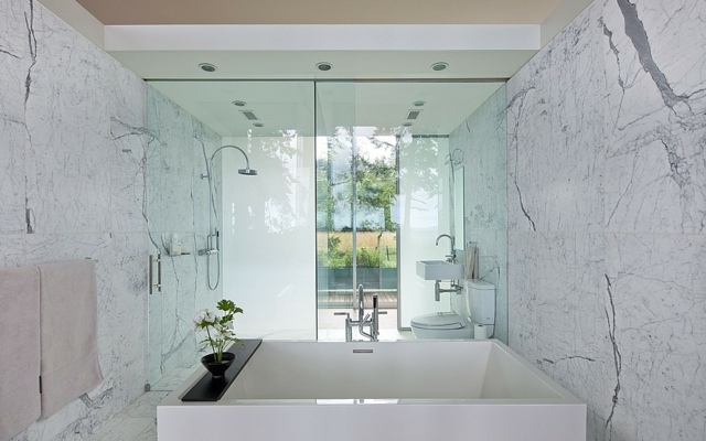 salle-bains-revêtement-mural-aspect-marbre-blanc