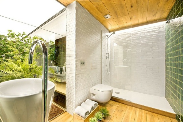 salle-bains-revêtement-sol-plafond-bois-naturel-jaunâtre