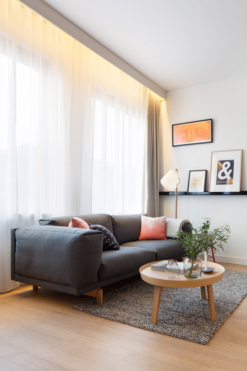 salon-canapé-gris-table-ronde-déco-appartement-studio-design-Zoku