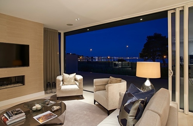 salon-design-baie-vitrée-terrasse-panorama-nuit