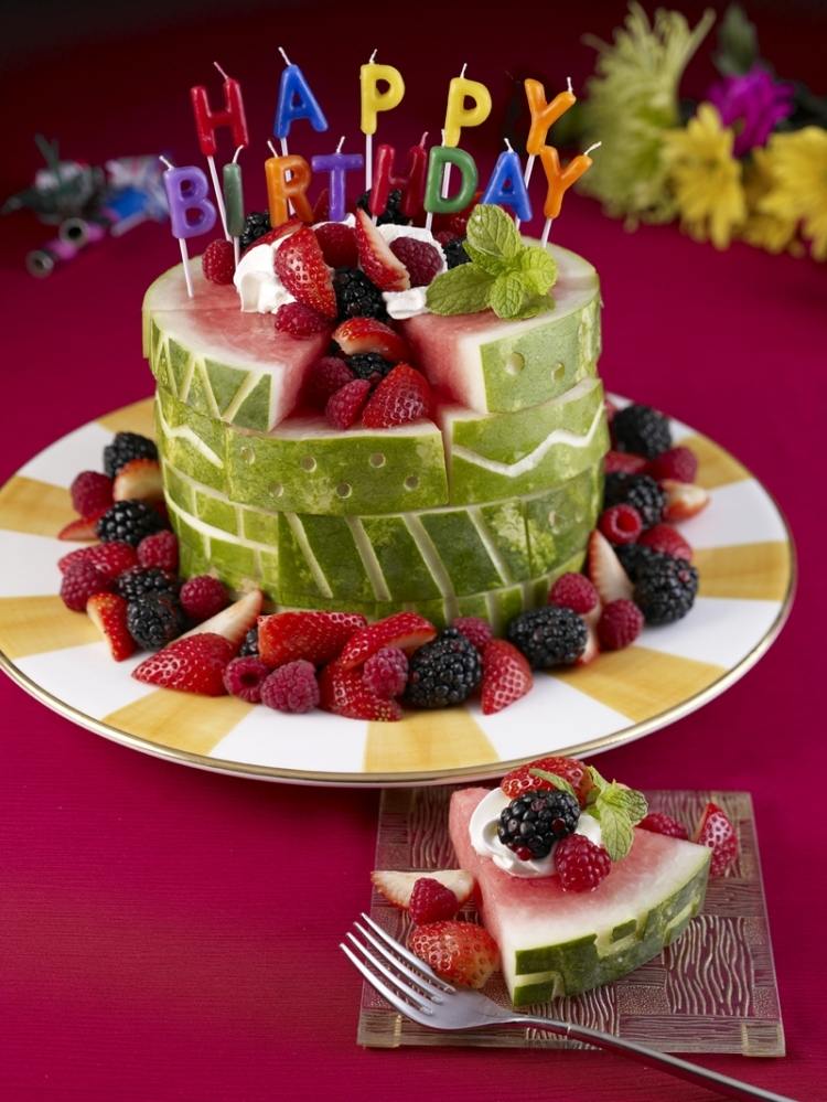 sculpture-pasteque-gâteau-anniversaire-crème-fraîche-fraises-framboises-mûres