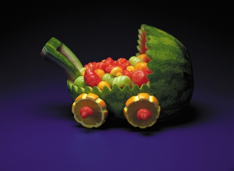 sculpture-pasteque-landau-original-salade-fruits-tranches-orange-fraises