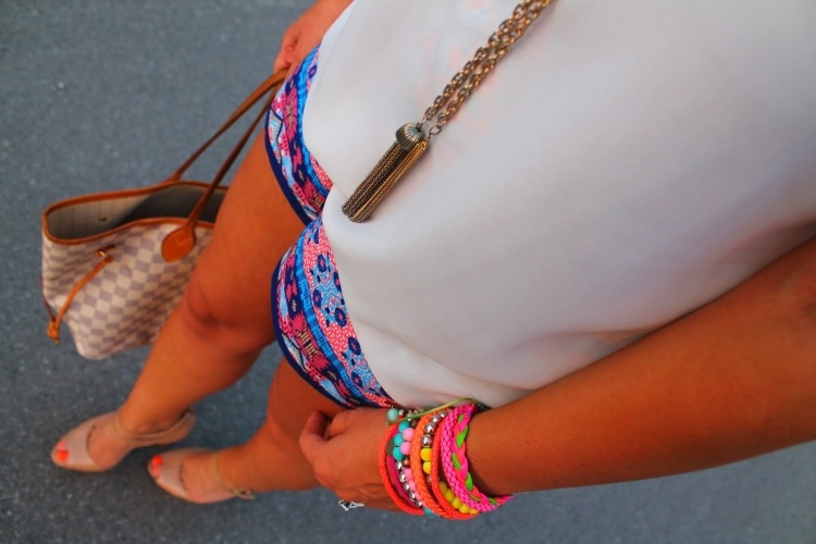 short-femme-bracelets-collier-sac-sandales
