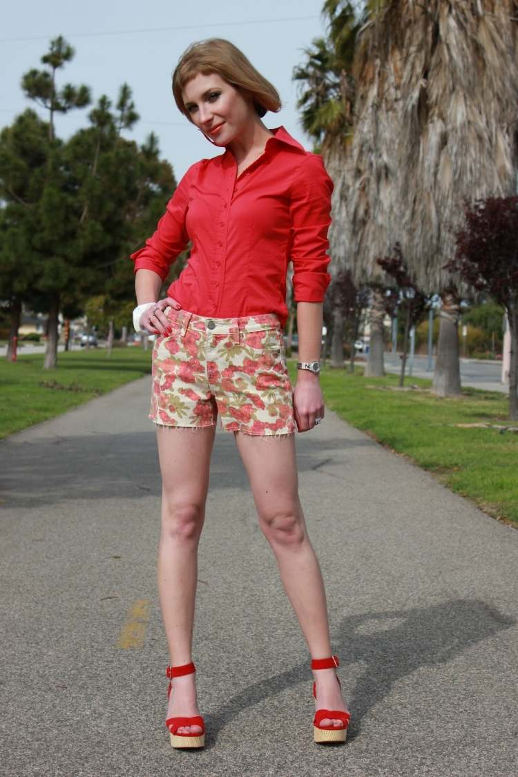 short-femme-motif-floral-sandales-rouge-chemise-rouge-coiffure-coupe-courte
