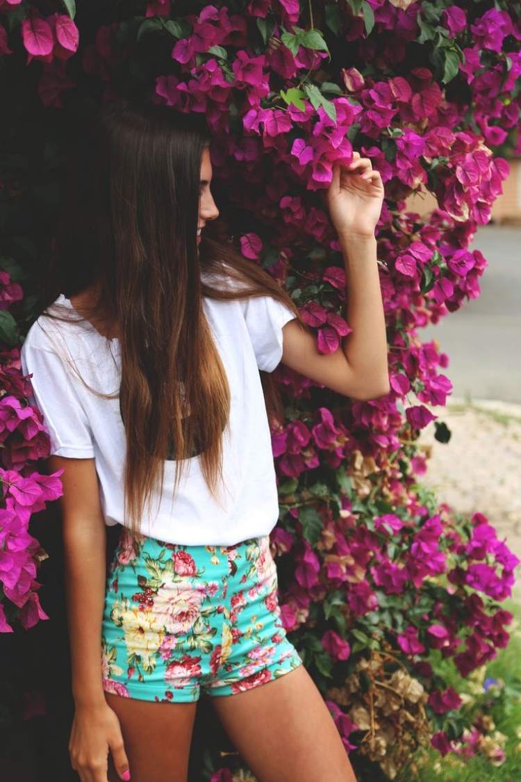short-femme-motif-floral-t-shirt-cheveux-long-coiffure