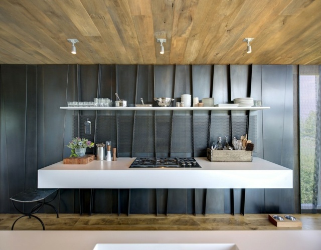 sol-plafond-bois-mur-revêtu-panneaux-décoratifs-noirs
