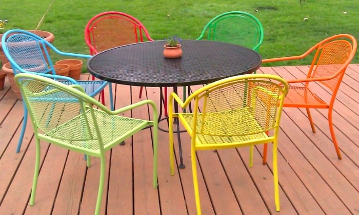 table-chaises-jardin-fer-forgé-couleurs-dépareillées