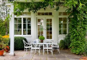 table et chaises de jardin en fer forgé peints blanc classiques