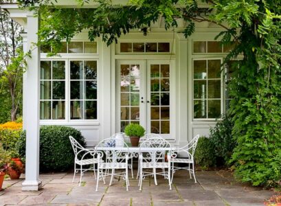 table et chaises de jardin en fer forgé peints blanc classiques