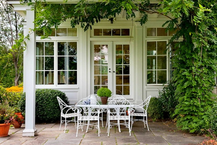 table et chaises de jardin en fer forgé peints blanc classiques