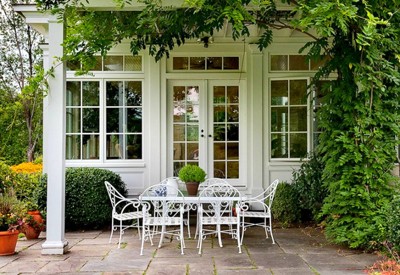 table et chaises de jardin en fer forgé peints blanc classiques