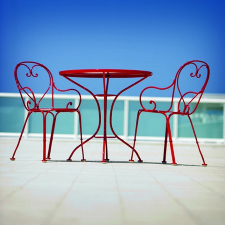 table et chaises de jardin fer forgé rouge bistrot-Paris