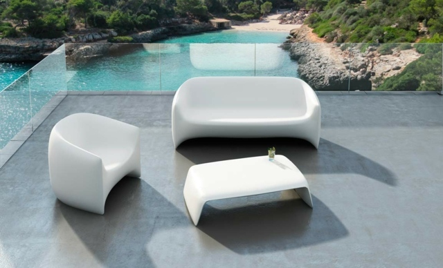 table-exterieur-blanche-brise-vue-verre-terrasse-canape-fauteuil