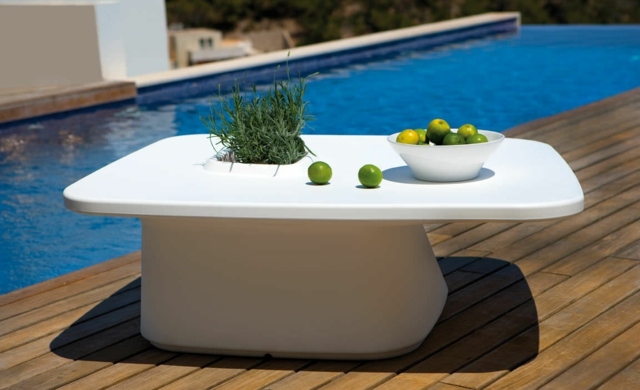 table-exterieur-blanche-terrasse-bois-piscine-rectangulaire-jardin
