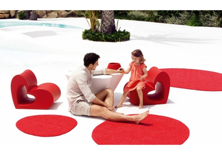 table-exterieur-canapes-forme-coeur-tapis-rouge-terrasse-piscine