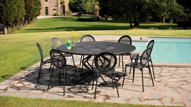 table-exterieur-chaises-revetement-sol-piscine-pelouse
