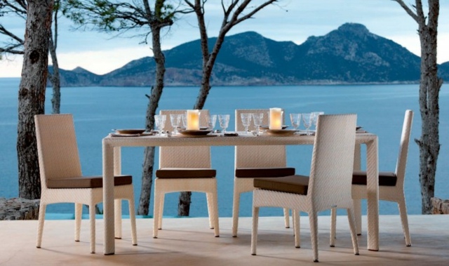 table-exterieur-chaises-terrasse-vue-montagne