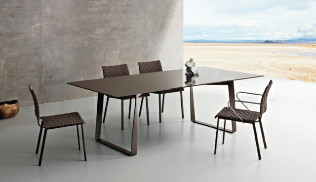 table-exterieur-coin-repas-chaise-terrasse-couverte