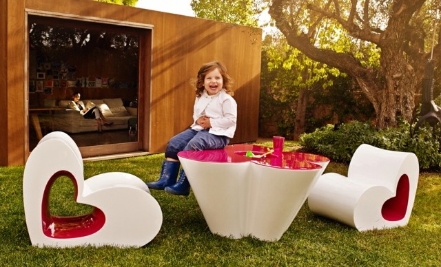 table-exterieur-forme-trefle-coeur-fauteuils-pelouse-jardin