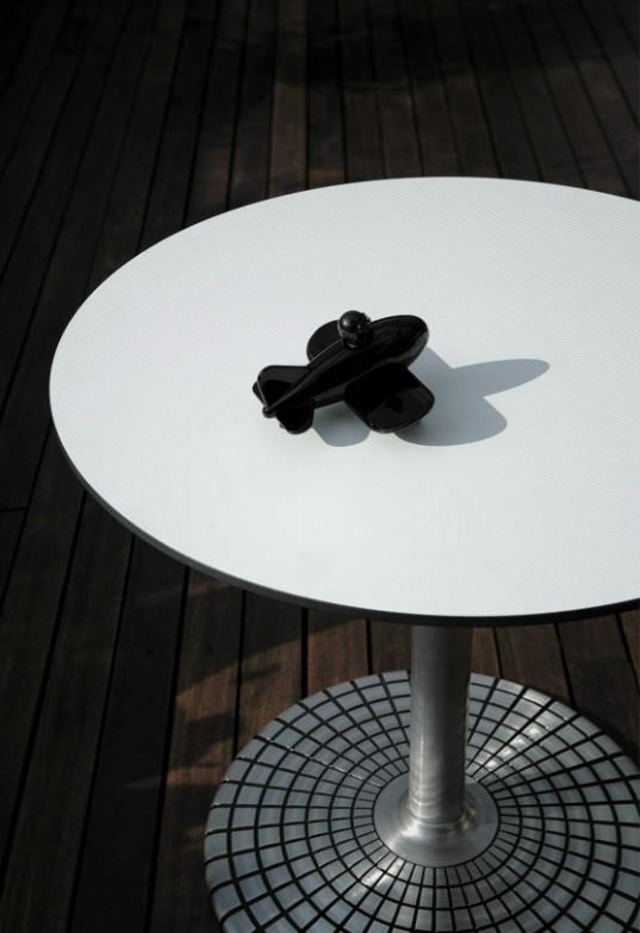 table-exterieur-haute-ronde-idee-amenagement-jardin