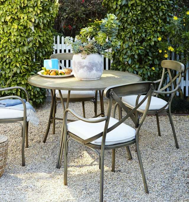 table-exterieur-meubles-jardin-chaises-gravier-decoratif