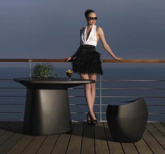 table-exterieur-noir-tabouret-terrasse-bois-brise-vue-bois
