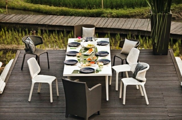 table-exterieur-rectangulaire-chaises-terrasse-bois