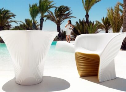 table-exterieur-ronde-fauteuil-confortable-palmier