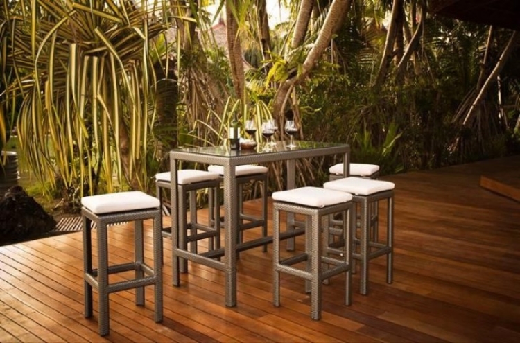 table-exterieur-tabourets-de-bar-terrasse-bois
