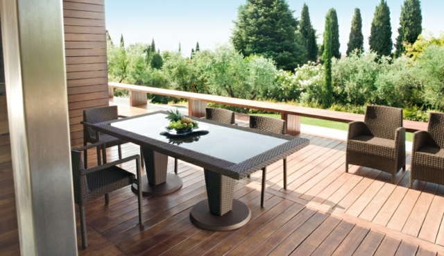 table extérieur terrasse-bois-coin-repas-fauteuils-rotin