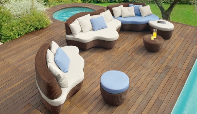 table-exterieur-terrasse-bois-coussins-piscine-encastree-jardin
