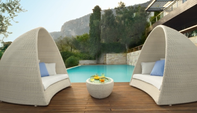 table-exterieur-terrasse-bois-piscine-canape-coussins-piscine-encastree