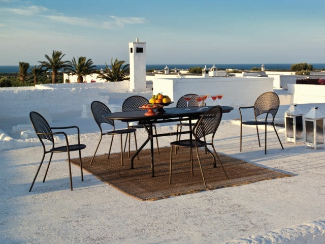 table-exterieur-terrasse-coin-repas-chaises-palmiers