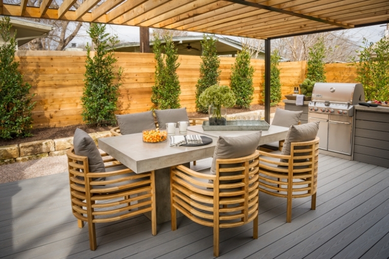 table-jardin-béton-fauteuils-pergola-bois-naturel-clair
