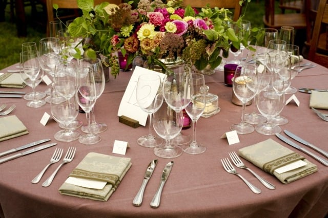 table-ronde-centre-table-mariage-fleurs-pliage-serviettes-pochettes
