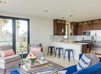 tendances-été-2015-amenagement-interieur-canape-roit-bleu-coussins-fauteuils-tabourets-bar