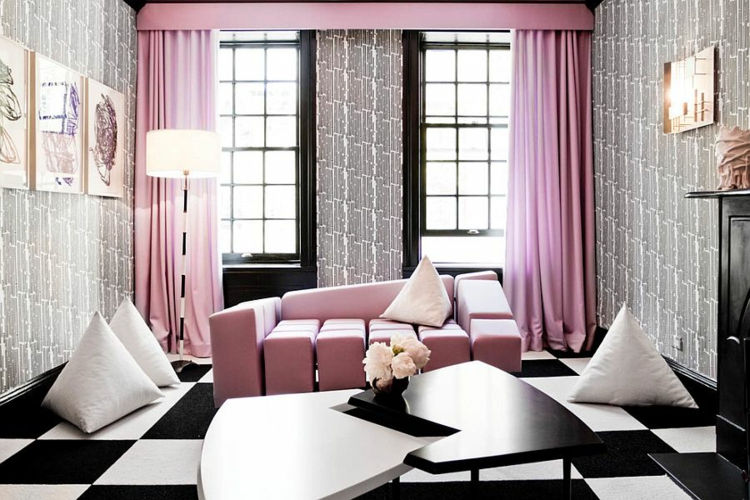 tendances été 2015  amenagement-interieur-canape-rose-rideau-papier-peint