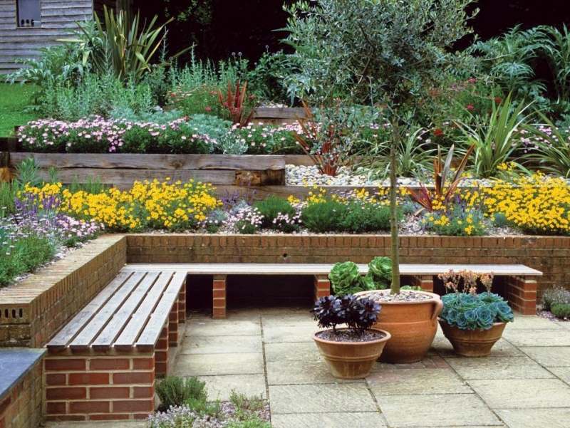 terrasse extérieur banc-bois-plantes-touche-exotique