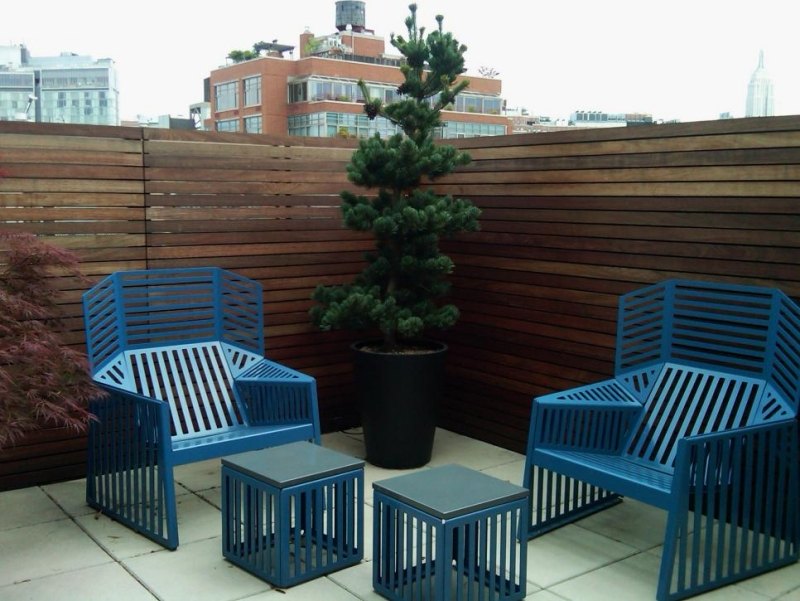 terrasse-exterieur-brise-vue-bois-chaises-bleu-table-basse-bleu