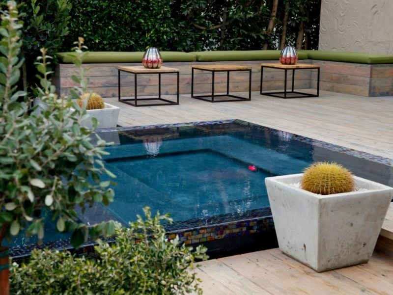 terrasse extérieur cactus-pot-fleur-piscine-encastree-table-basse