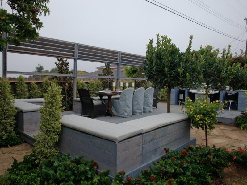 terrasse-exterieur-coin-repas-plantes-chaises-table-manger