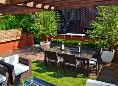 terrasse-exterieur-coin-repas-salon-jardin-revetement-sol-bois-plantes