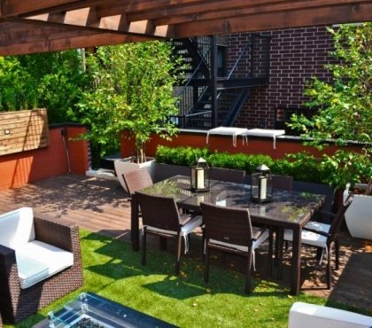terrasse-exterieur-coin-repas-salon-jardin-revetement-sol-bois-plantes