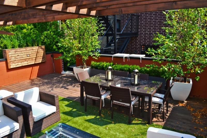 terrasse-exterieur-coin-repas-salon-jardin-revetement-sol-bois-plantes