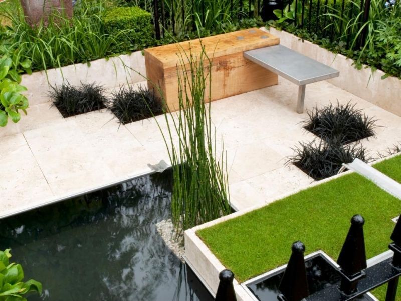 terrasse-exterieur-pelouse-table-bassin-rectangulaire