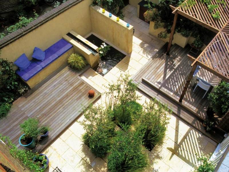 terrasse-exterieur-revetement-sol-bois-plantes-canape-coussins-deco