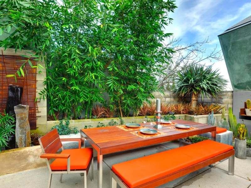 terrasse extérieur table-rectangulaire-bois-plantes-palmier