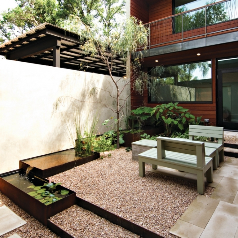 terrasse-moderne-cailloux-banc-table-bois-bassin-plantes-aquatiques