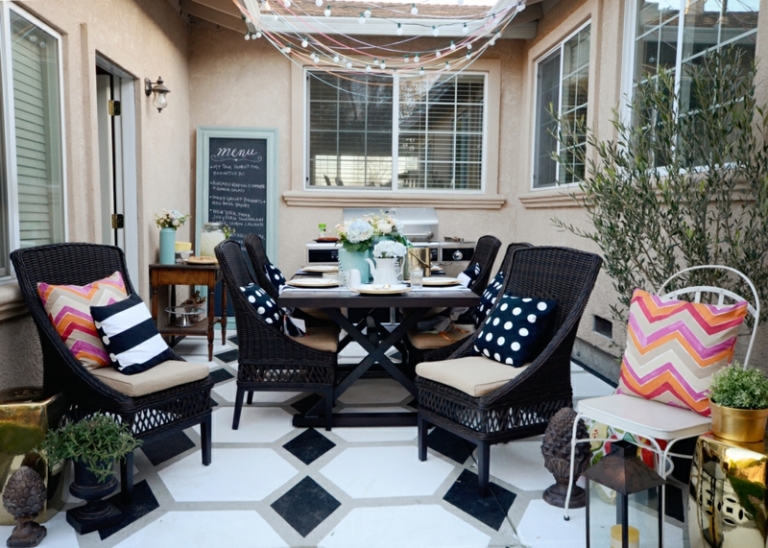 terrasse-moderne-carelage-noir-blanc-mobilier-résine-tressée-coussins